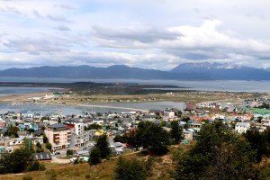 Ushuaia sur le canal de Beagle avec, au fond, la piste de l’aéroport.