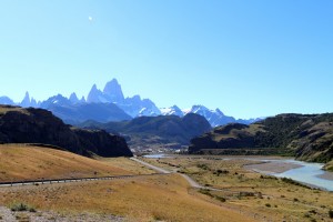 Dominant la ville d’El Chalten, « le nuage » en amérindien, le massif du Fitz Roy avec le Fitz Roy au centre, accompagné des sommets Guillaumet et Mermoz à sa droite et du Cerro Saint Exupéry à sa gauche.