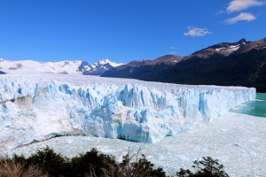 Glacier Perito Moreno en Argentine, 5 à 7 km de large, 35 km de long et une profondeur de 700 à 1000m.