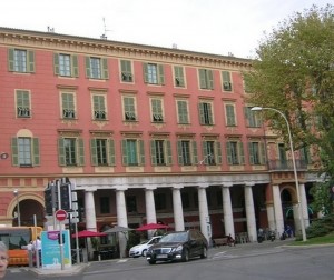maisons ocre rouge du quartier du port Nice    